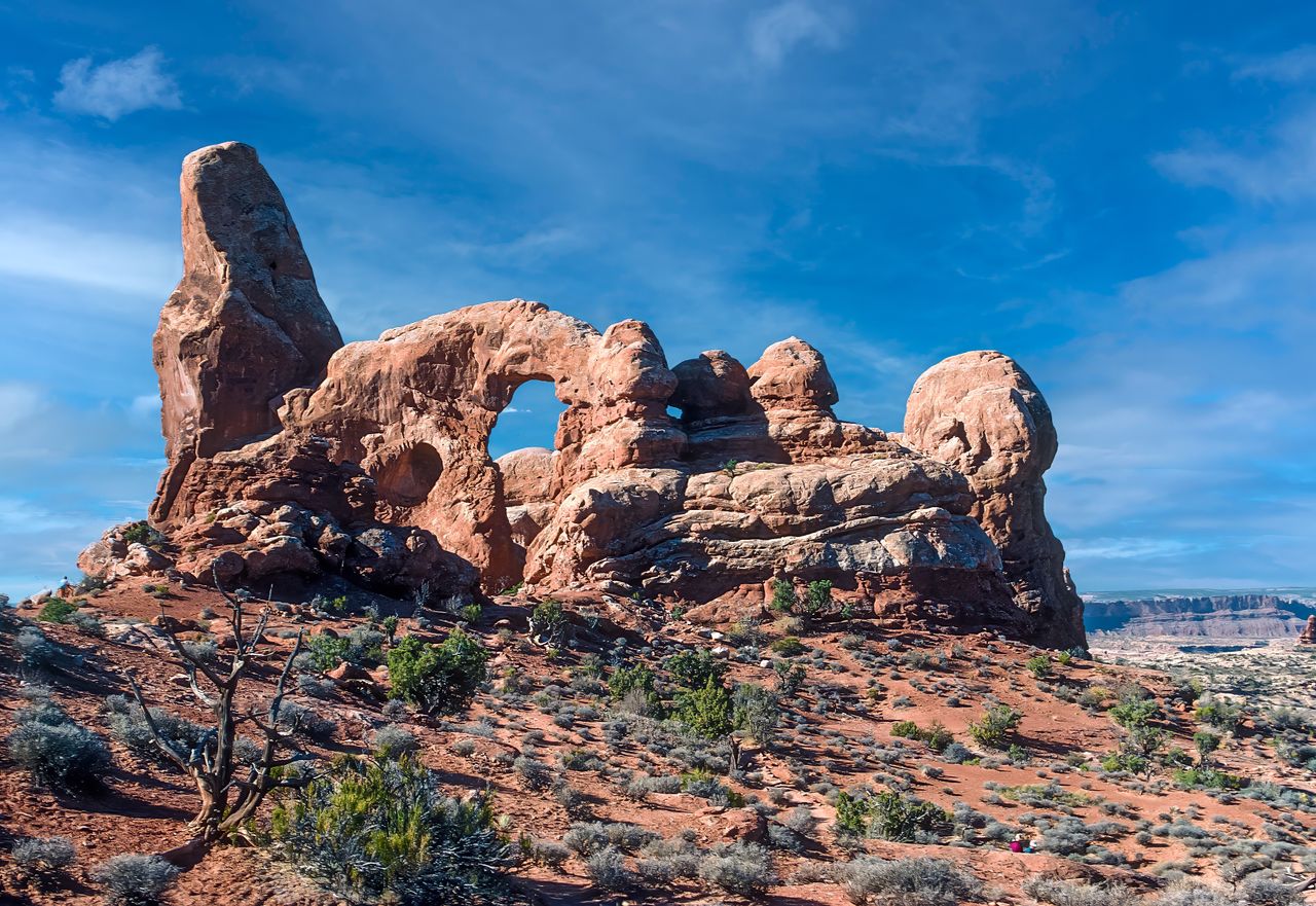 The Art of Drawing Readers In: Your attractive post title goes here Stunning view of a natural rock arch in Arches National Park, Utah under clear blue skies.
