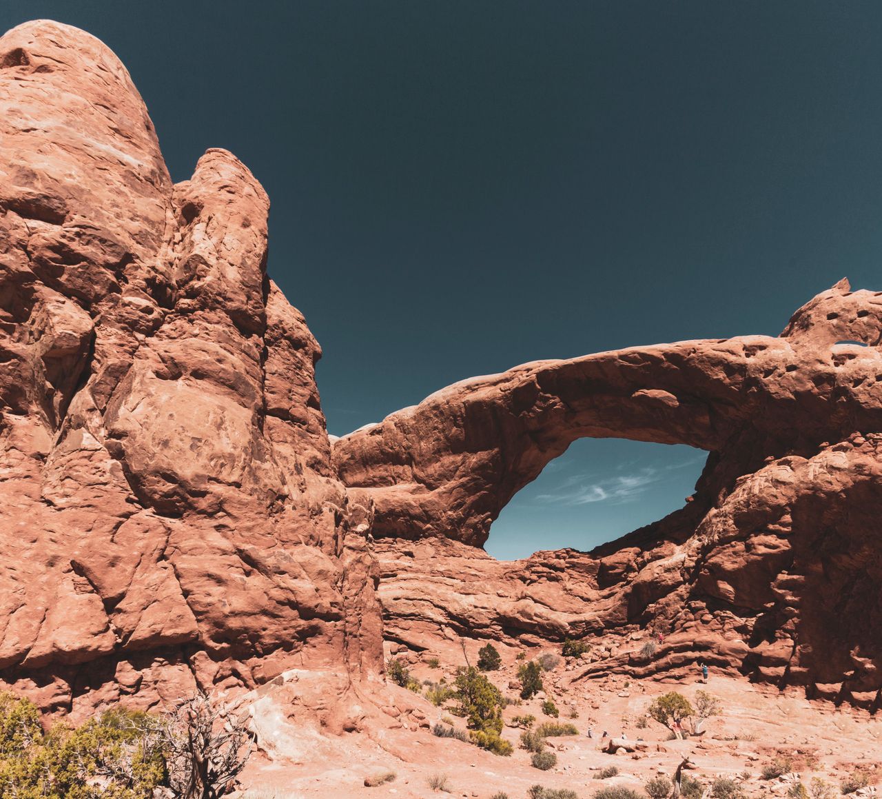 Mastering the First Impression: Your intriguing post title goes here Stunning view of a natural arch and red rock formations in Arches National Park, Utah.